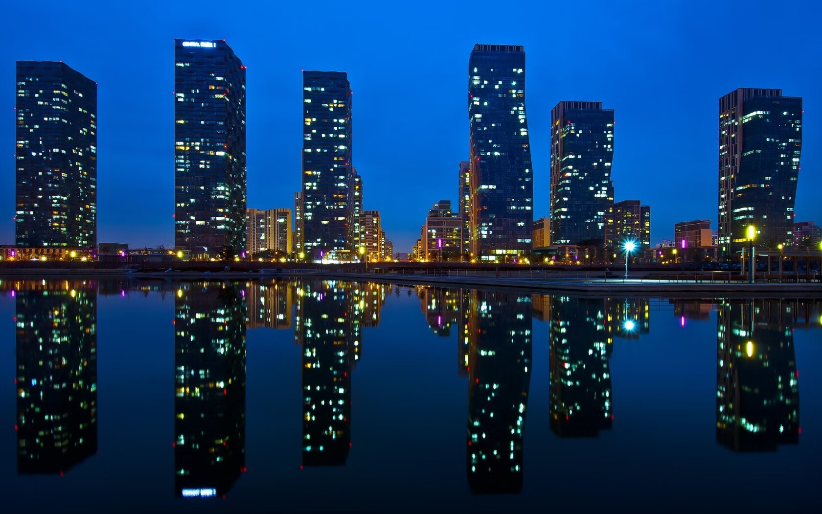 开云体育APP下载-风暴缠斗与暮年神迹，阿隆索的致命一击如何打破赛道魔咒